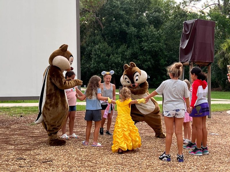 Crianças brincando no Chip 'N Dale's Campfire Sing-A-Long na Disney Orlando