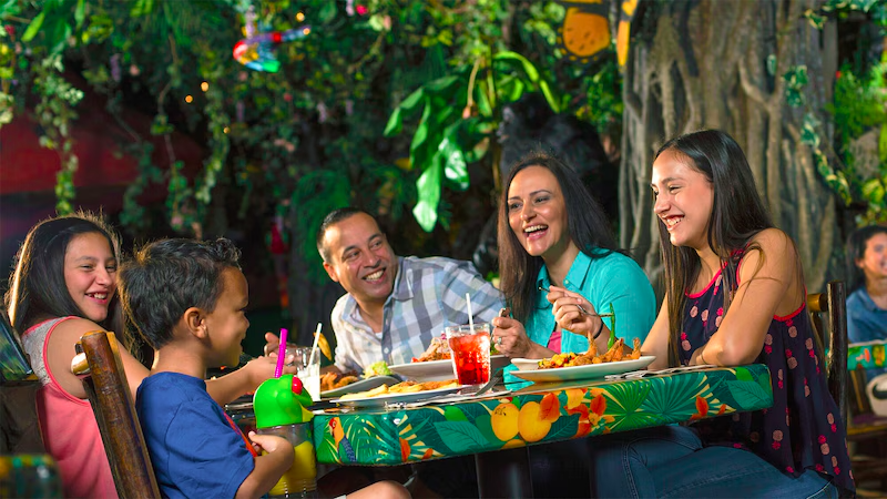 Família no Rainforest Cafe no Disney Springs em Orlando