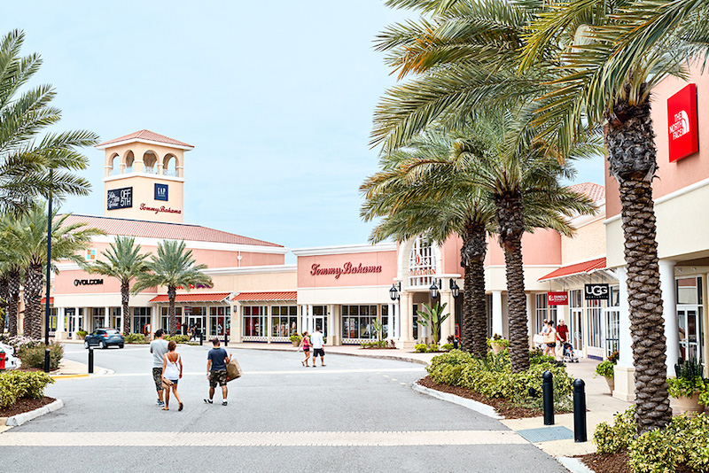 Pessoas fazendo compras no Vineland Premium Outlets em Orlando