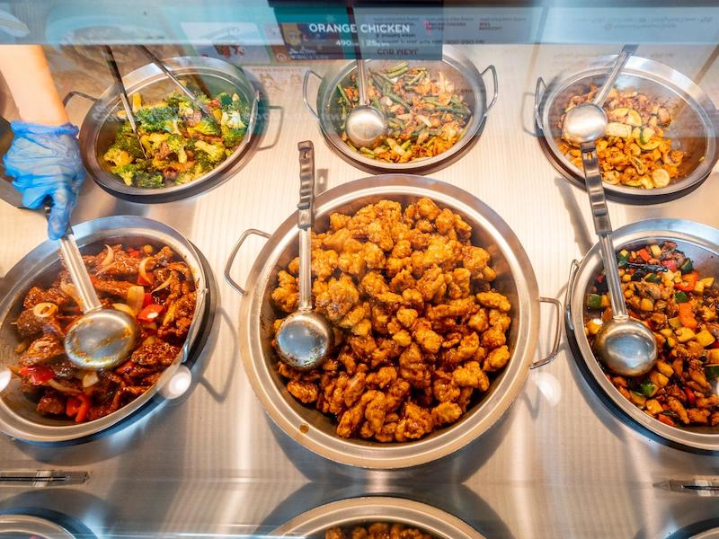 Vitrine de comida do restaurante Panda Express em Orlando